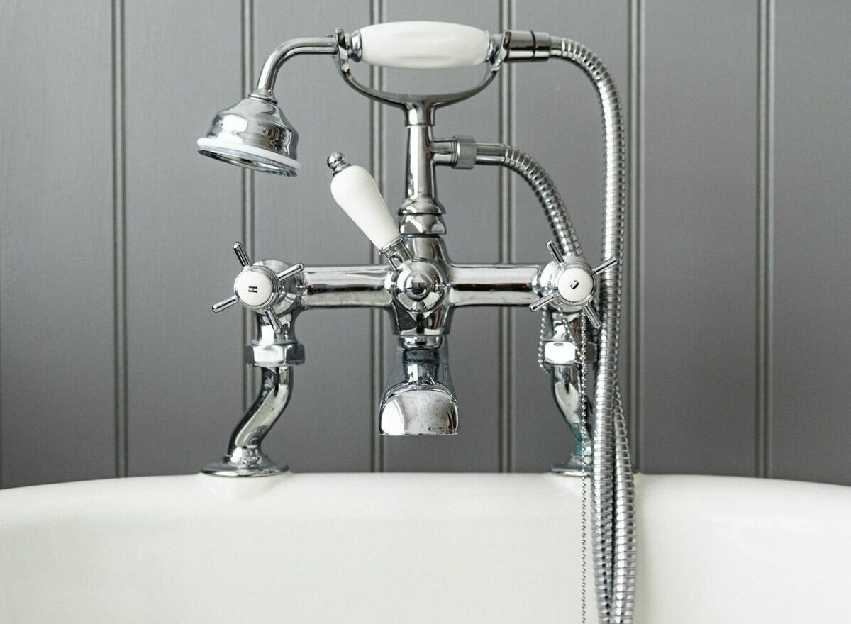 Установка смесителя в ванной